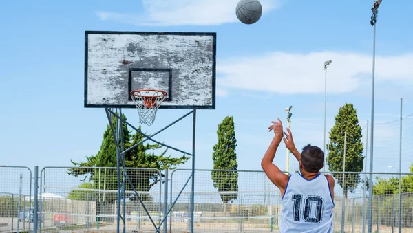 Jugador de baloncesto disparando en un patio de recreo —  Fotos de Stock