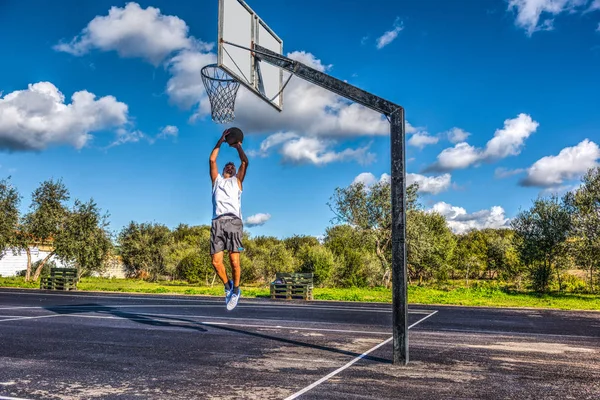 Lefty basketspelare hoppning till korgen — Stockfoto