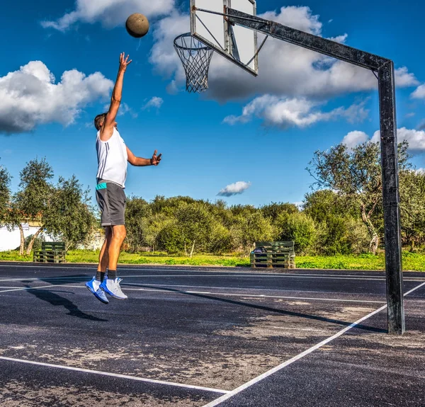 Baby hook shot in a basketball playground — Stock Photo, Image