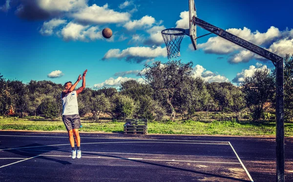 Lefty basketball player jump shot — Stock Photo, Image