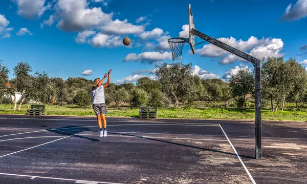 Lefty jogador de basquete tiro salto — Fotografia de Stock