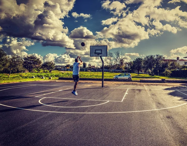 Jump shot seen from behind — Stock Photo, Image