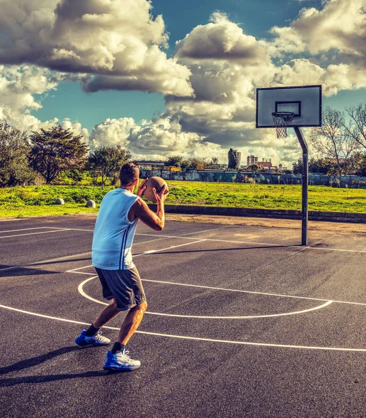 Lefty basketball player seen from behind — Stock Photo, Image