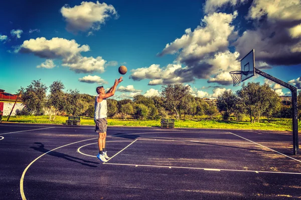 Jump shot in a basketball playground — Stock Photo, Image