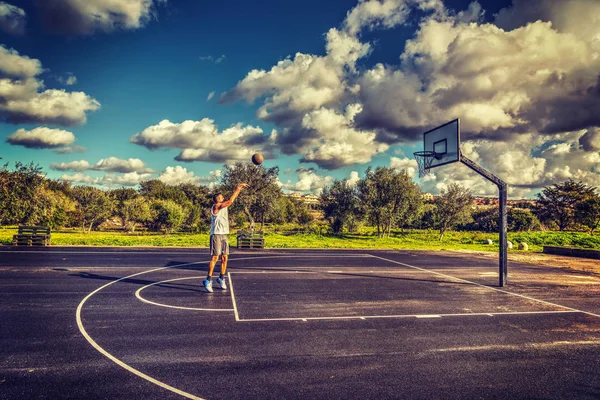 Jogador de basquete esquerda praticando lances livres — Fotografia de Stock