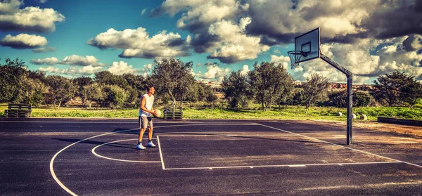 Free thrown practice in a playground — Stock Photo, Image