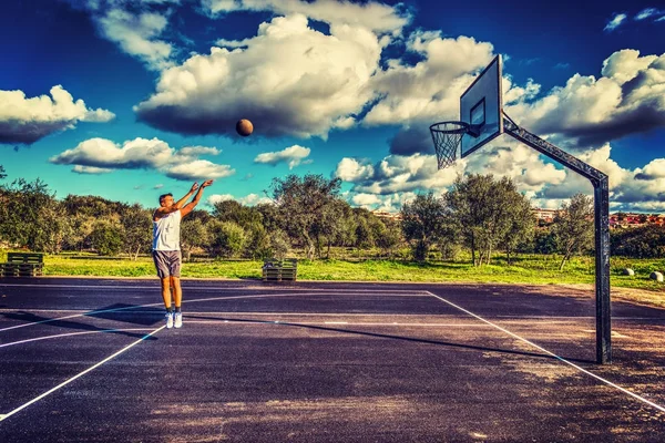 Basketballspieler beim Training in hdr — Stockfoto
