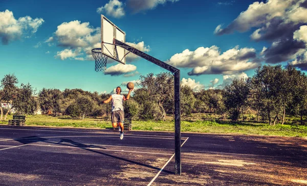 Akrobatické, zastřelil v basketbalové hřiště — Stock fotografie
