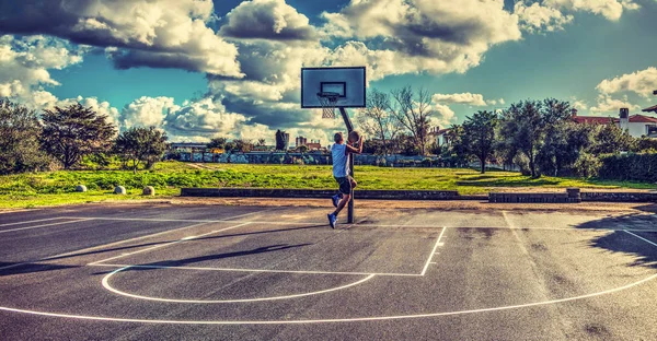 Jogador de basquete colocar-se visto por trás — Fotografia de Stock