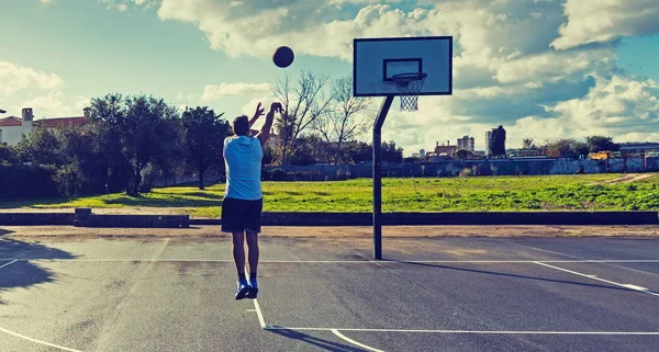 Joueur de basket-ball vu de derrière — Photo