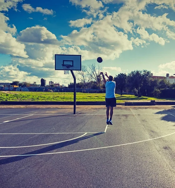 Jogador de basquete tiro visto por trás — Fotografia de Stock