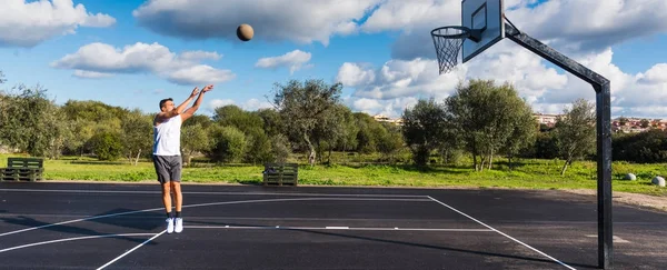 Entrenamiento de jugador de baloncesto en un patio de recreo —  Fotos de Stock