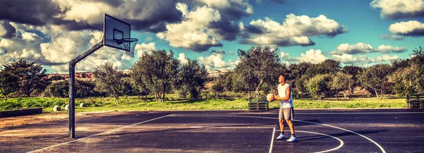 Jugador de baloncesto practicando tiros libres en un parque infantil —  Fotos de Stock