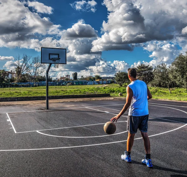 Баскетболист на детской площадке — стоковое фото
