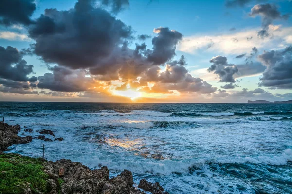 Ciel dramatique sur la mer au coucher du soleil — Photo