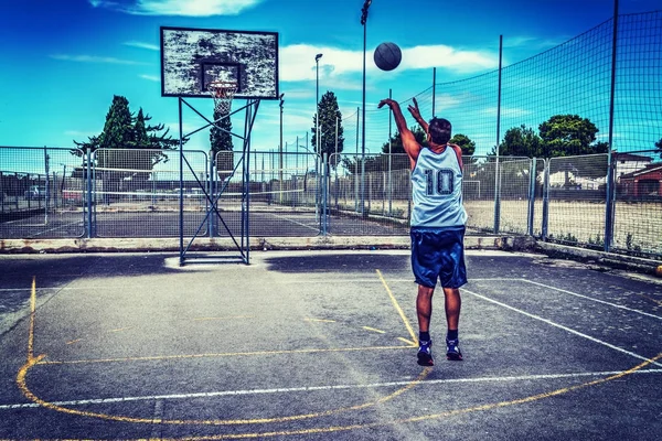 Людина грати в баскетбол — стокове фото