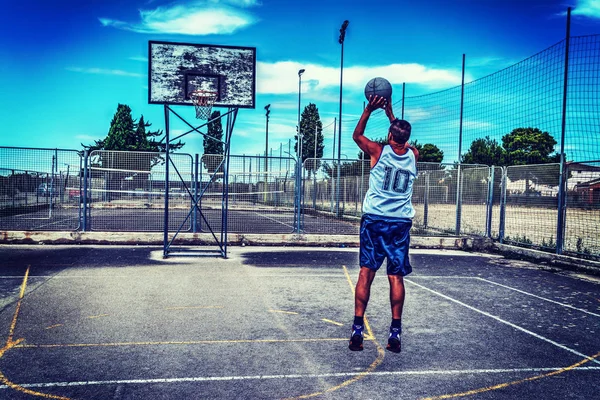 Jugador de baloncesto en un parque infantil — Foto de Stock