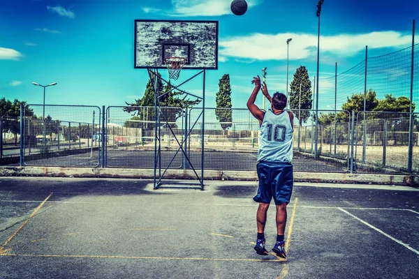 Jump shot i en basketplan — Stockfoto