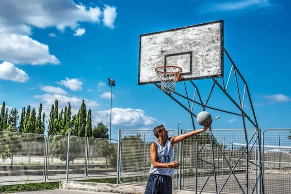 Игрок стреляет в баскетбол — стоковое фото