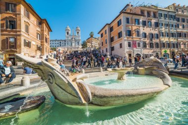 Piazza di Spagna 'daki Barcaccia çeşmesi