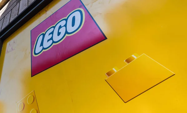 Nahaufnahme von Lego-Ladenschild auf gelb — Stockfoto