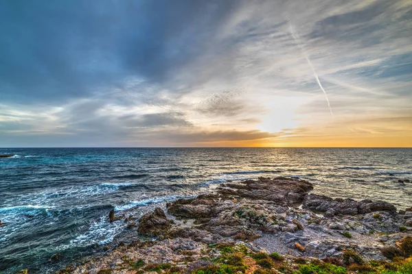 Cielo nuvoloso sulla riva di Alghero al tramonto — Foto Stock