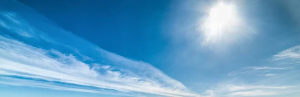 푸른 하늘과 빛나는 태양 — 스톡 사진