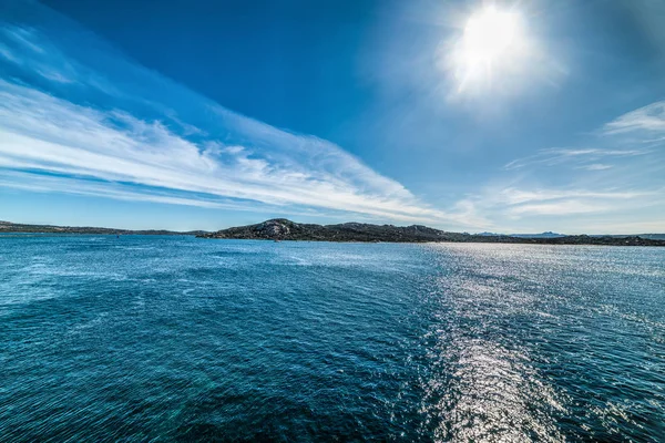 Sol brilhando sobre La Maddalena mar azul — Fotografia de Stock
