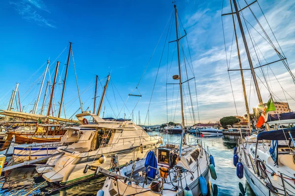 Barcos em La Maddalena porto — Fotografia de Stock