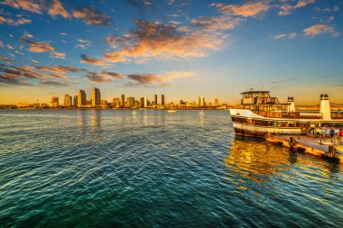 Gün batımında San Diego'da feribot