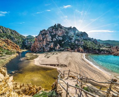 Li Cossi sahil boyunca parlayan güneş