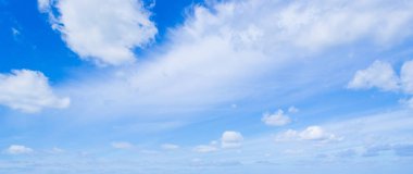Mavi gökyüzü ile beyaz bulutlar Sardinya