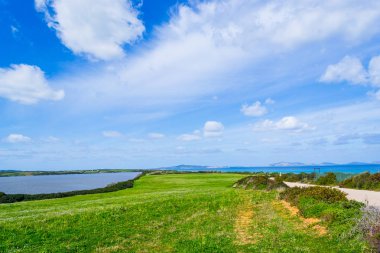 Fiume Santo kıyı üzerinde bulutlu gökyüzü