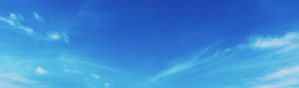Niebo niebieski i biały na Sardynii — Zdjęcie stockowe