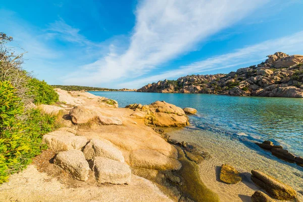 Vallende stenen in Spalmatore strand, — Stockfoto