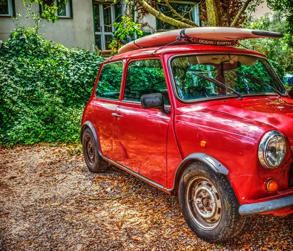 Red Mini Minor with a surfboard on the roof — Stock Photo, Image