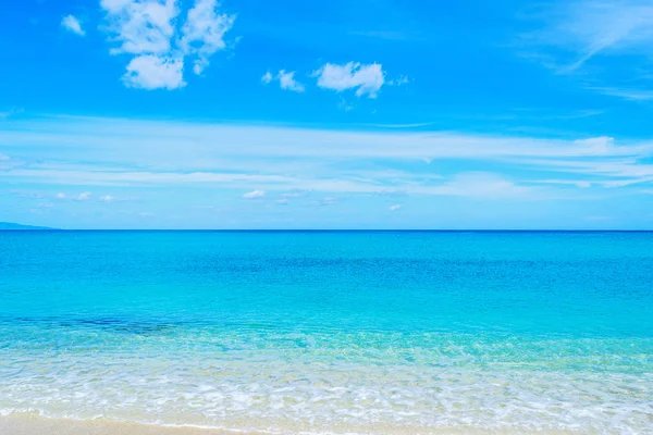 Turkuaz su ve Sardinya mavi gökyüzü