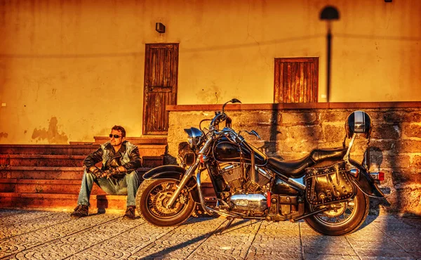 Klasik motosiklet ile oturan adam — Stok fotoğraf