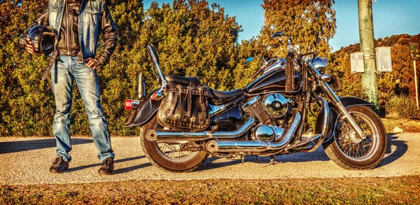 Biker neben einem klassischen Motorrad — Stockfoto