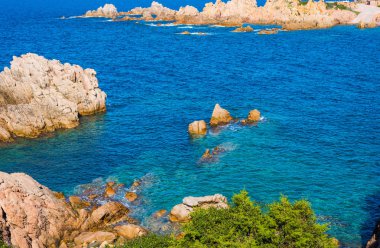 Turkuaz deniz ve Costa Paradiso kıyı kayalarda