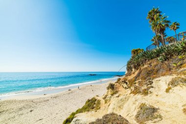 Laguna Beach shoreline üzerinde açık gökyüzü
