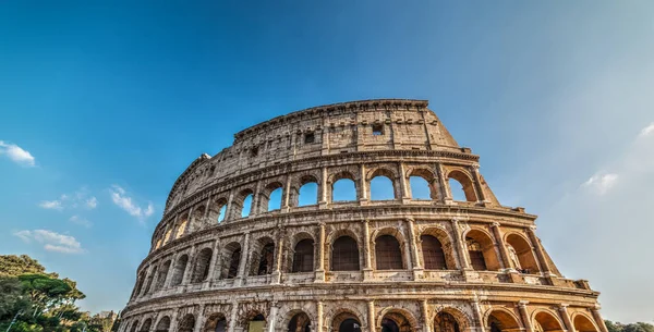 Всемирно известный Колизей в солнечный день — стоковое фото