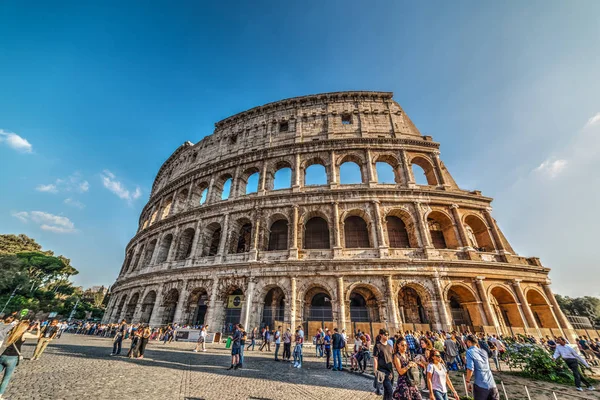 Toeristen in Colosseo vierkante — Stockfoto