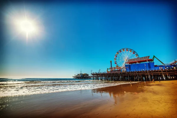 Sol brillando sobre el muelle de Santa Mónica — Foto de Stock