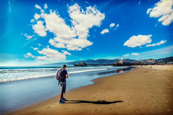 Mann geht in Santa Monica am Ufer entlang — Stockfoto