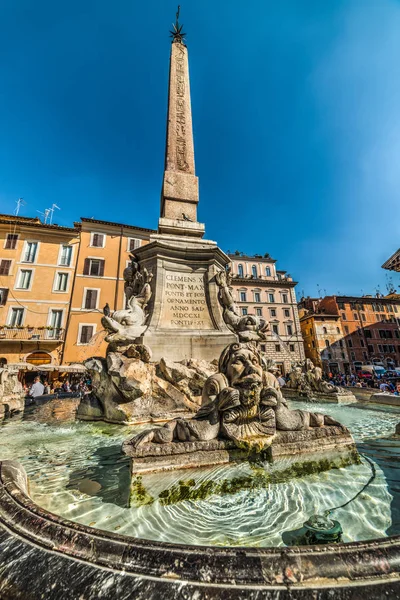 Fontänen på Piazza della Rotonda en solig dag — Stockfoto