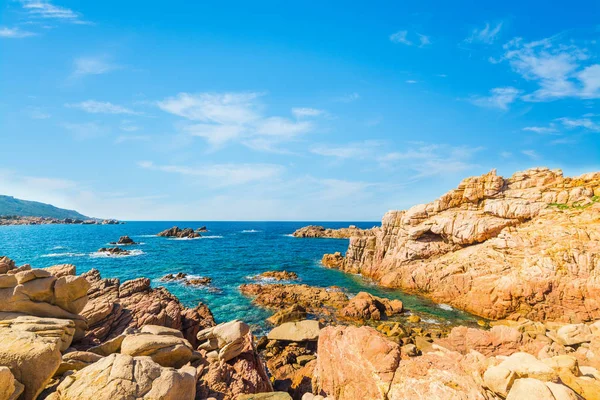 Rochers au bord de la mer à Costa Paradiso — Photo