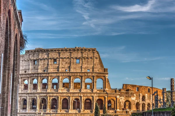 Błękitne niebo nad świat słynnego Koloseum w Rzymie — Zdjęcie stockowe