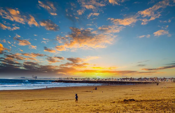 Zachmurzone niebo nad Newport Beach o zachodzie słońca — Zdjęcie stockowe