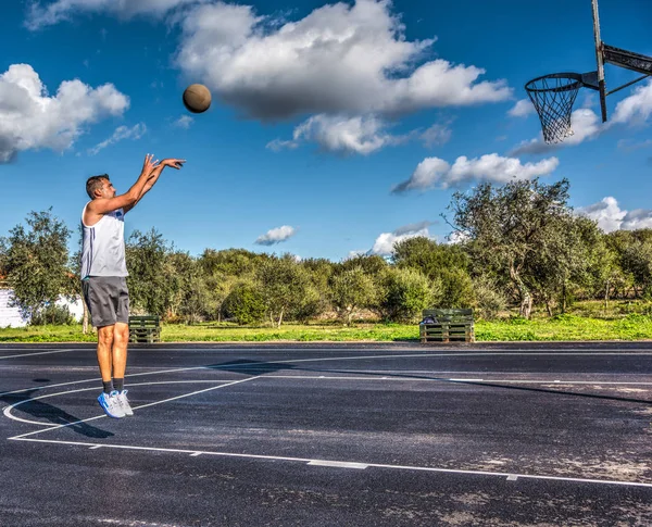Oldalnézetből egy balkezes kosárlabda játékos jump shot — Stock Fotó